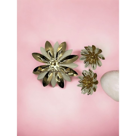 Vintage Sarah Coventry Water Lily Set 1966 Brooch (pin) and Clip On Earrings - Picture 2 of 2